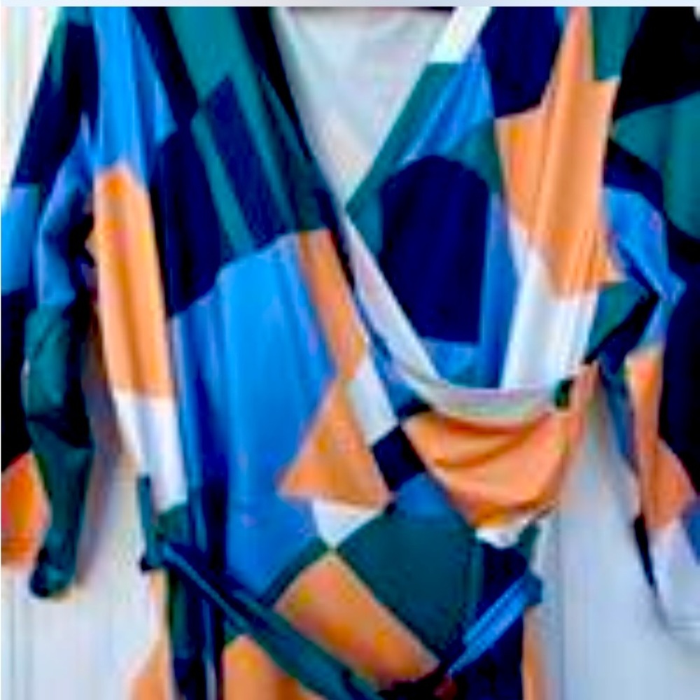 Woman’s long colorful geo design 2X gorgeous dress with pockets and belt!
